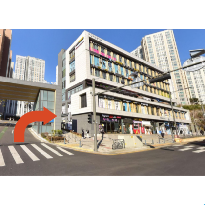 포레스티아 아파트 서문 입구로 들어오신 후 우측 상가 지하주차장에 주차하시면 됩니다.